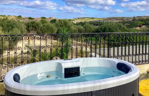 Mgarr Villa | Pleasant stone house & jacuzzi St Martin - Happy Rentals