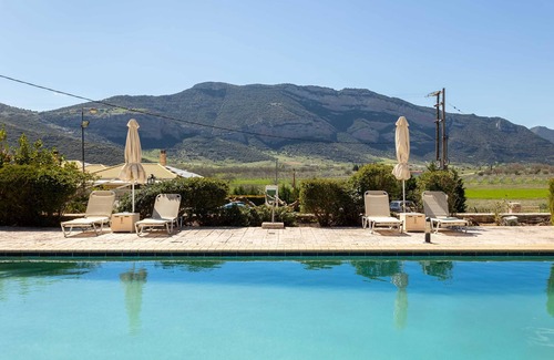 Kylini Apartment | Pleiades Jewels - Corinthos Pool Bliss