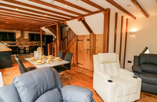 Bleddfa Cottage | PLOONY BARN, pet friendly, with hot tub in Knighton