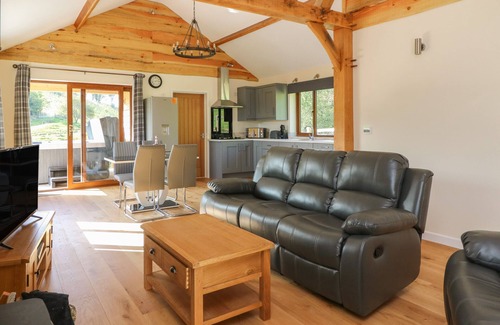 Bleddfa Cottage | PLOONY HILL CABIN, pet friendly, with hot tub in Knighton