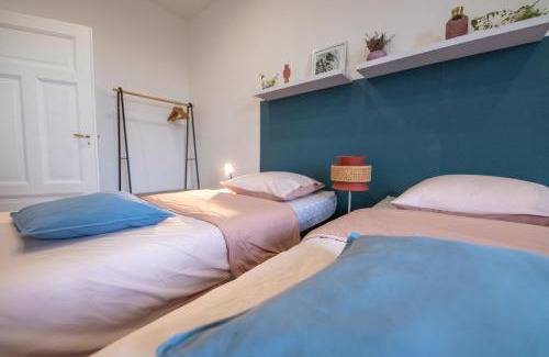 Sablon Apartment | Plumeria - Grand Appartement 75m2 - Au calme et Jardin - Proche Gare, Nouvelle Ville - Parking Public Gratuit - 2 Chambres - 4 Lits séparés