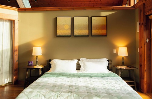 Hobart Cabin | PNW Craftsman King Suite Mountain View Retreat