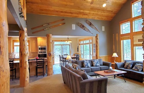 Sunriver Cabin | PNW Luxe Lodge- 4 Suites, Game Rm, Loft, 12xSHARC, Bikes, Hot Tub, Big Deck, ADA