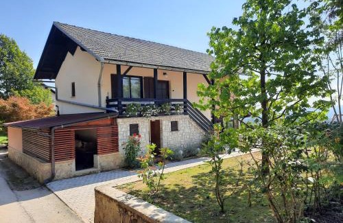 Metlika Apartment | Počitniška hiša Parkfield Dragovan