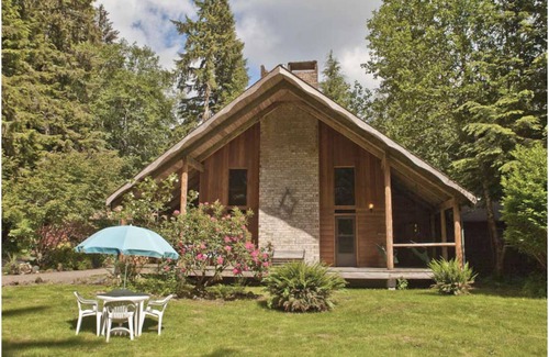 Forks Apartment | Pocahontas- Rustic & Tranquil Lodge Room at the Manitou Lodge