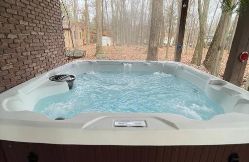 East Stroudsburg House | Poconos Chalet -Kayaks- HotTub-Karaoke-Lake