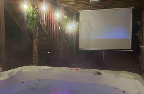 East Stroudsburg House | Poconos Chalet -Kayaks- HotTub-Karaoke-Lake
