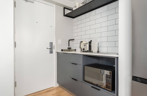 Green Point Apartment | Point Break | Sleek Studio | Mountain Views