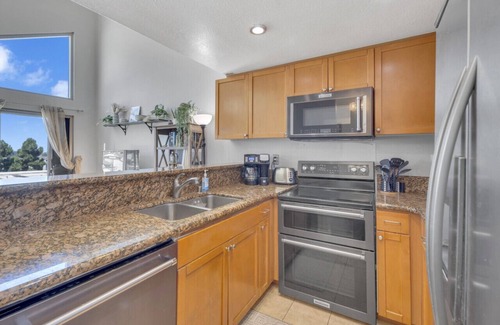 Point Loma Heights Condo | Point Loma 2BR Townhome w/Parking, Prime Location