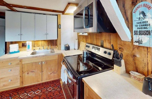 Chittenden Cabin | Pond View Cabin-Rustic 2 Bedroom-Sleeps 4