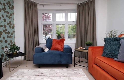 Coed-Y-Paen Apartment | Pontypool House by Mia Living (5 bedrooms, garden and parking)
