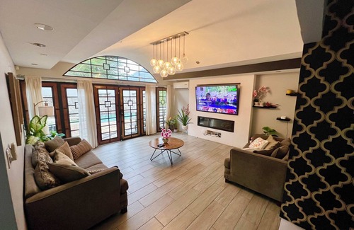 Goodwood Park House | Pool and Jacuzzi Vacation Home