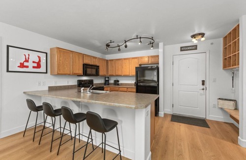 Steamboat Springs Condo | Pool&Hot Tubs|Nextdoor to Pickleball|Free Winter Shuttle