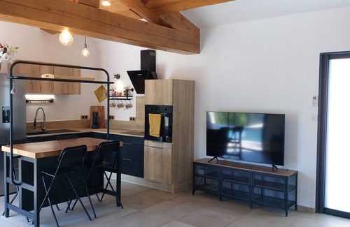 Monteux House | Pool House Avec Piscine et SPA Privés,à 20 km D'avignon, 5 min du Parc Spirou