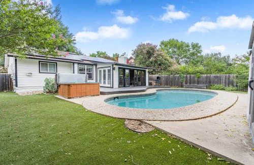 Franklin Park House | Pool House - Hot tub - Close to DT- Airport -Lounge