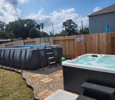 Northside House | Pool house with hot tub