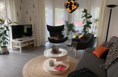 Markkleeberg House | Pool & Lake Holiday Home