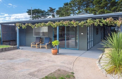 Kyneton Cottage | Pool room - tranquil spacious room with pool views.