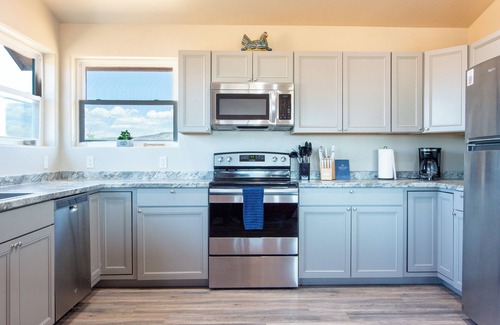 Cornville House | Pool, Sauna, Hot Tub, King Beds, easy access to Sedona! No checkout chores!