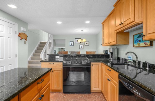 Hyannis Condo | Pool Side condo. private beach. 2 bedroom 2.5 bath, sleeps 4+