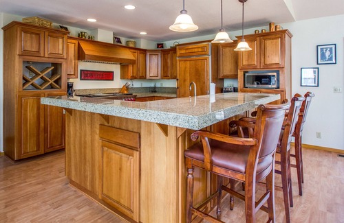 Deer Park House | Pool Table, 2 Decks, Chef's Kitchen, 3,000 sq ft in Sunriver, Hot Tub- DIXI04