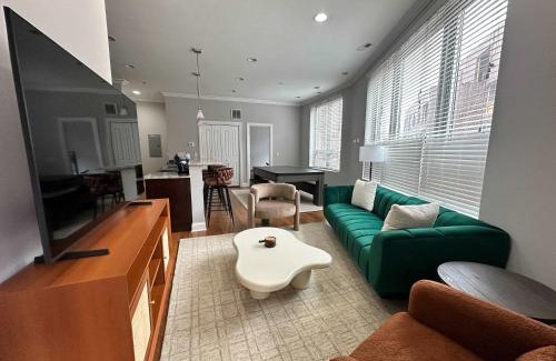 River West Apartment | Pool Table Free Parking Sleeps 8