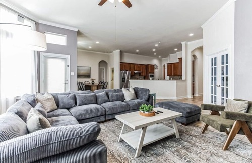 Lake Houston House | Pool Volleyball Oasis |Sleeps 18