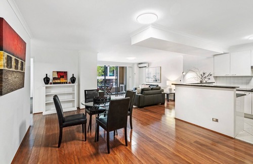 Pyrmont Apartment | Poolside 2-Bed Haven, Walk to City Centre