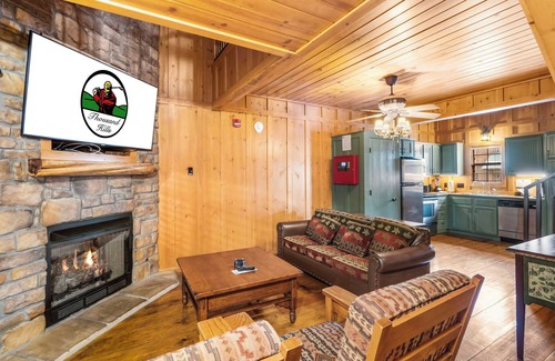Branson Cabin | Poolside Cabin Getaway in Branson