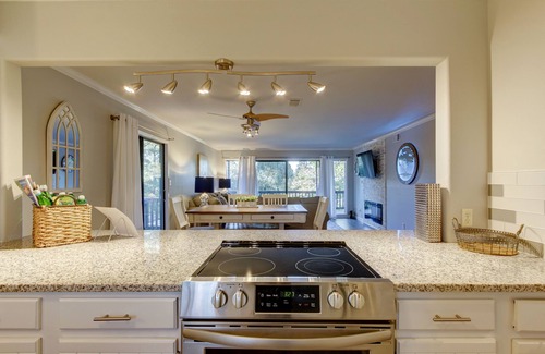 Lake Hamilton Condo | POOLSIDE Condo Perfect for a Family Getaway