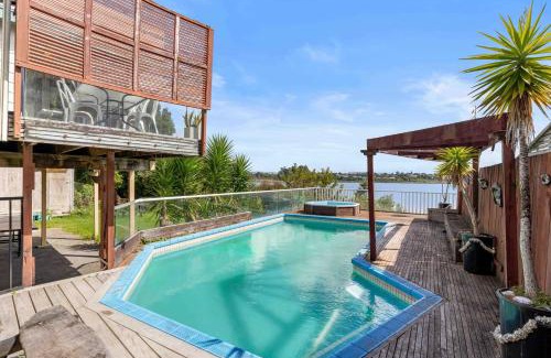 Tauranga House | Poolside Lookout - Tauranga Holiday Home