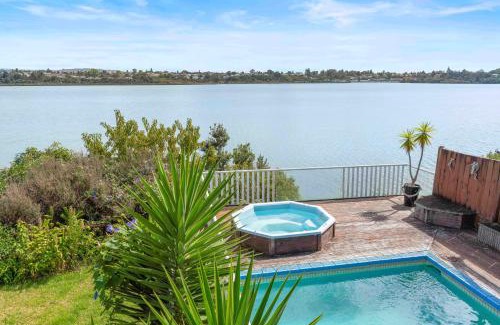 Tauranga House | Poolside Lookout - Tauranga Holiday Home