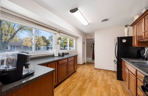 Marquette Heights House | Poolside Palisade - A Fun Family Retreat for 6