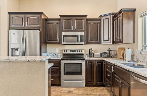 Sunridge Estates House | Poolside Paradise 5mins from River-Lake-Casinos