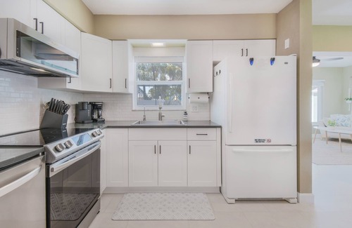 Seminole House | Poolside Tropical Retreat - 5 minutes to the beaches