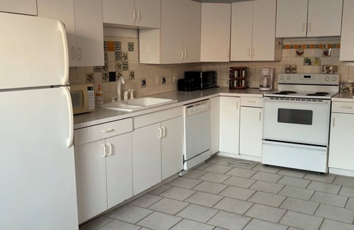 Mountain View Apartment | Pop & Grand's on the Square! Apartment with a balcony on the square