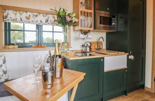 Redmile Cabin | Poppie's Shepherd's Hut - Wellness & Hot Tub