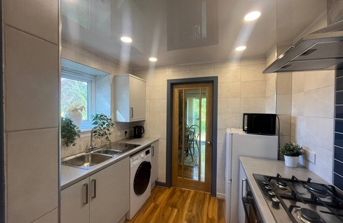 Inverkip Apartment | Popular coastal village