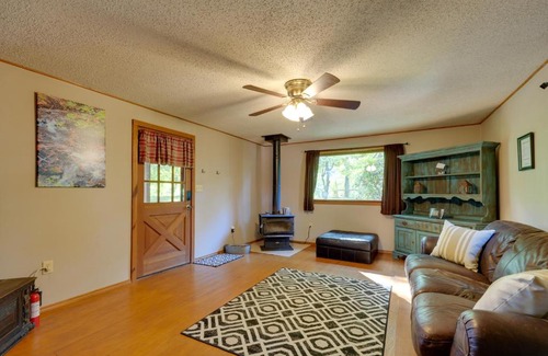 Greene County House | Porch and Fire Pit Family-Friendly Afton Cabin!