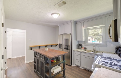Port Neches House | Port Neches Home Rental: Walk to Tugboat Island!