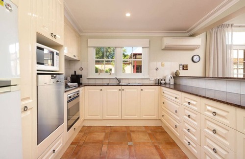 Albury House | Porters Cottage Oasis