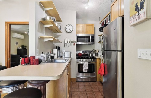 Hosford-Abernethy Apartment | Portland Apartment w/Deck - 3 Mi to Downtown!