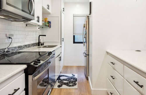 Hollywood House | Posh Hollywood High Rise 2bd with Pool
