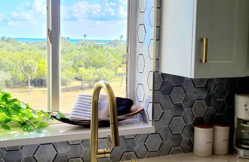 Bella Vista Condo | POSHPADZ -OceanView Villa-Resort Complex, Penthouse, Sleeps 4, Walk to Beach