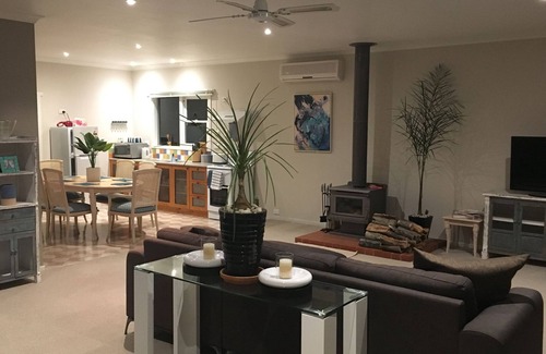 Ross Creek Cottage | Post Office Cottage- relax in peaceful surrounds.