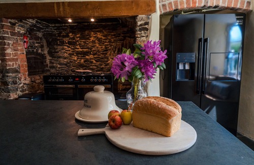 Braunton House | Poyers Thatched Farmhouse with Hot Tub
