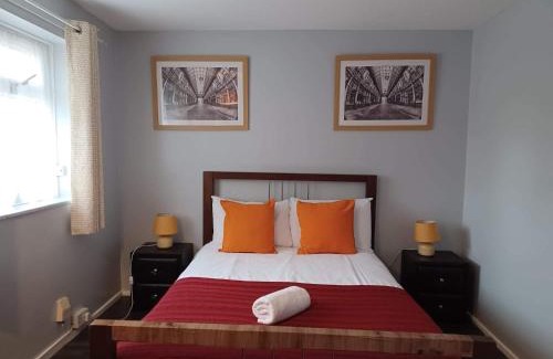 East Dunstable House | Poynters House - Huku Kwetu Luton & Dunstable - Spacious 2 Bedroom House-Private garden and parking