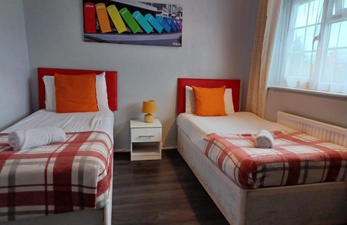 East Dunstable House | Poynters House - Huku Kwetu Luton & Dunstable - Spacious 2 Bedroom House-Private garden and parking