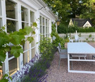 Norra Mellby Villa | Prästgårdsidyll Gästhus med Boutique-känsla
