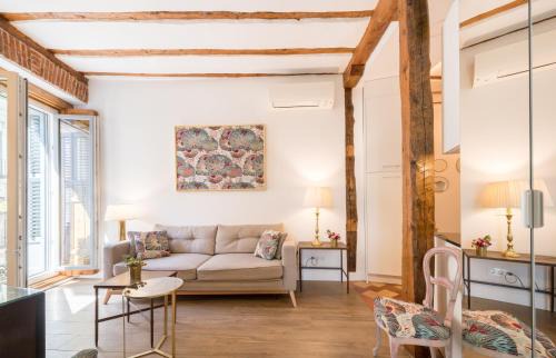 Huertas Apartment | Prado Santa Ana 2BD/2BA